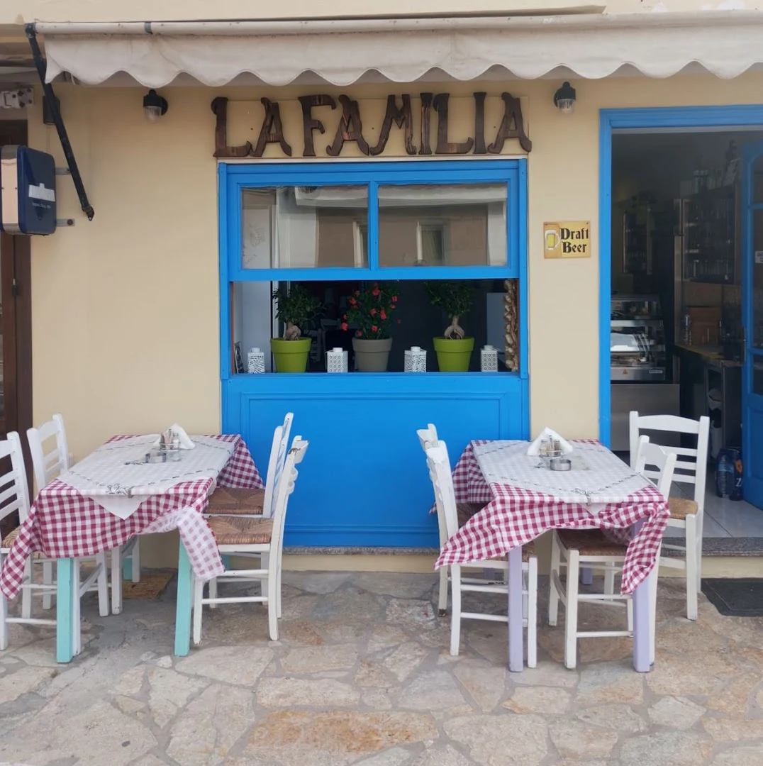 LA FAMILIA · Photos 1